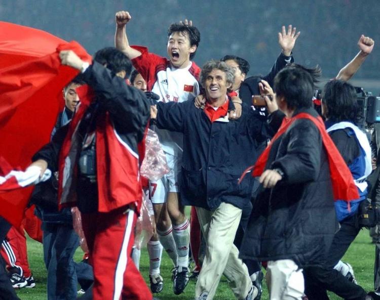 足球报：国足与U23国足合练有助更多了解U23国脚，基本放弃东盟杯